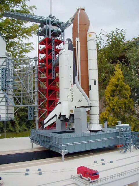 Space Shuttle Launch Tower. Space Launch Tower. Протон скульптура. Мобильный проектор Атлантис модель PVE- 10а.