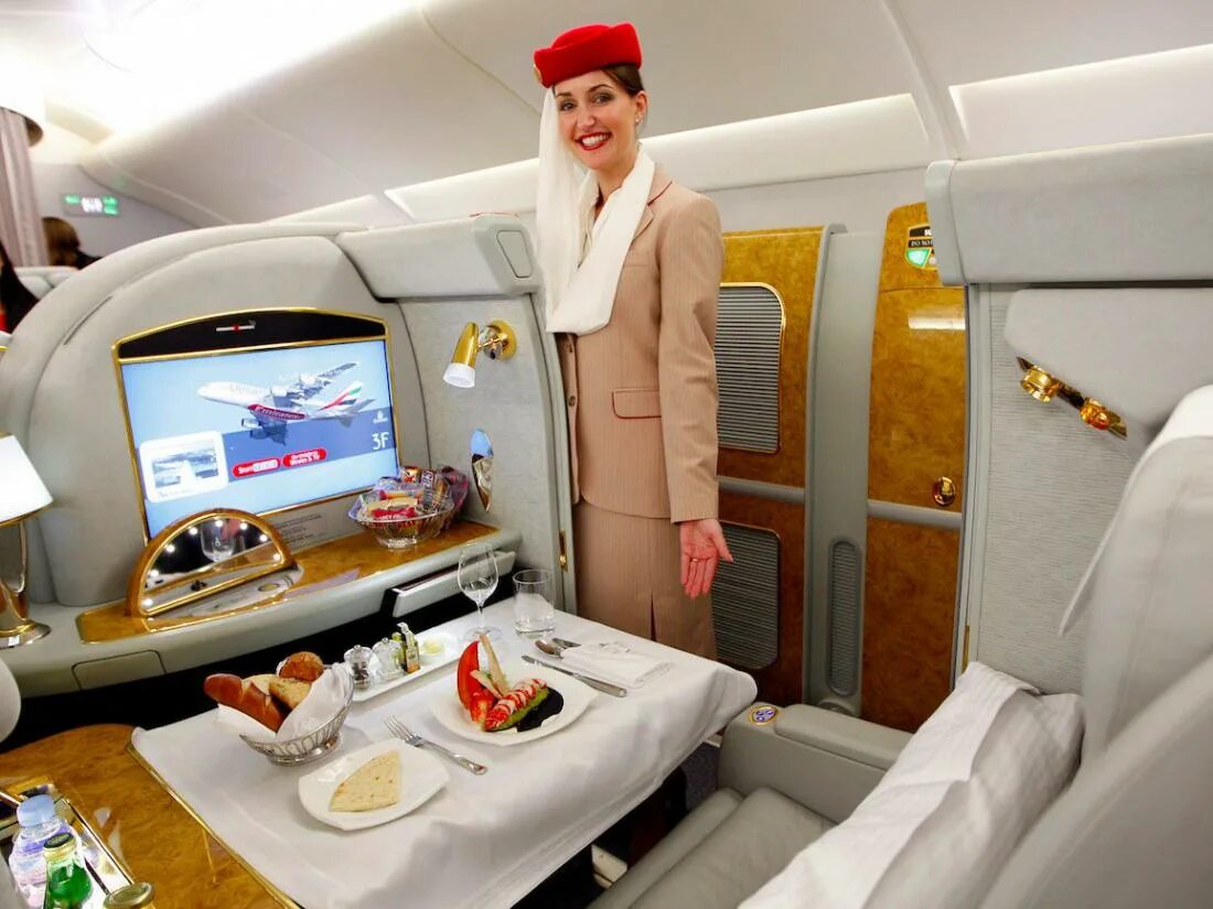 Полет 1 класс. Первый класс emirates airlines a380. emirates first class a380. первый класс эмирейтс а380. airbus a380 экипаж.