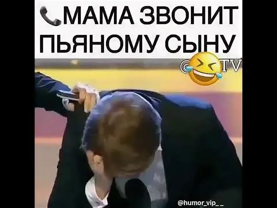 Мама снимала пьяного сына. Сын приехал домой. Сын пришел домой. Мать курит с сыном. Неблагополучная женщина.