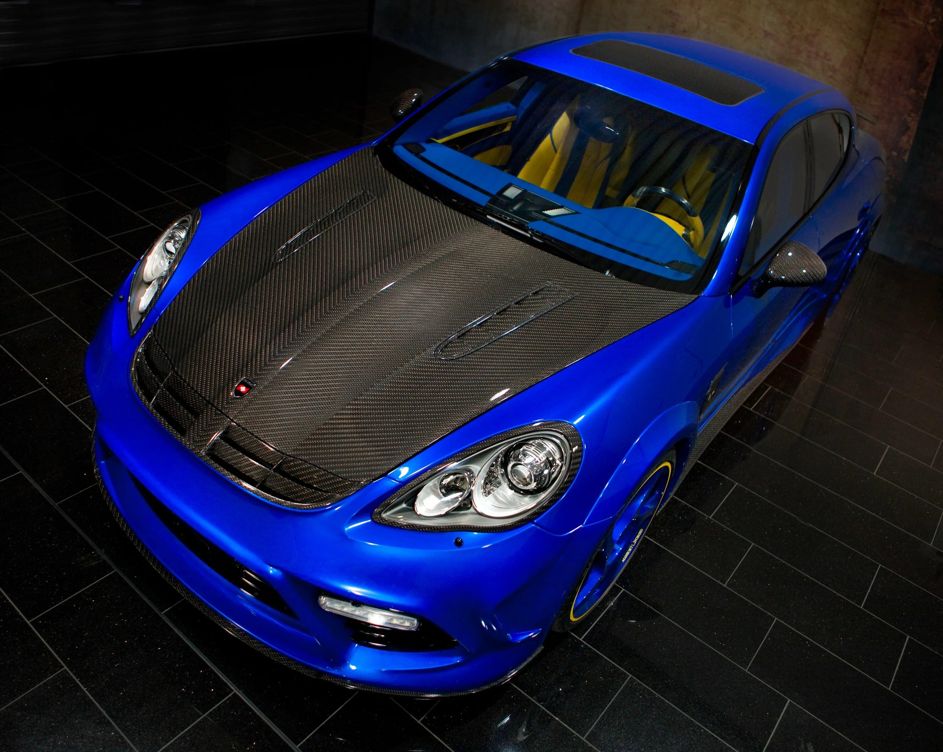 Черная голубая машина. Porsche Panamera карбоновый капот. Порше Панамера синий. Автомобиль Порше Панамера голубой. Порше 911 синий.