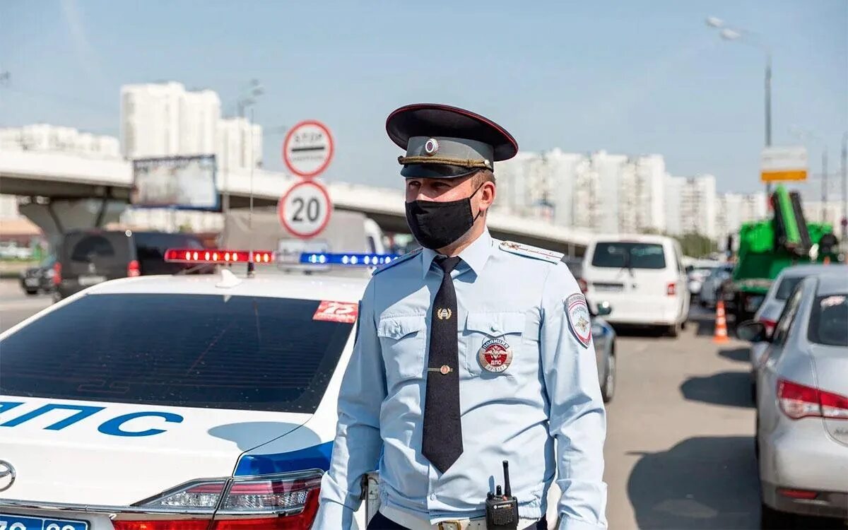 Проверка машины гаи. Дорожная полиция. Полицейская машина. Машина ГИБДД. Инспектор ДПС.