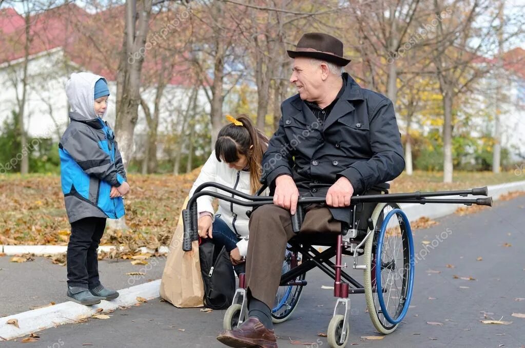 Неработающий инвалид с детства. Старик в инвалидном кресле. Дети с ограниченными возможностями и старики. Люди инвалиды. Дети помогают пожилым.