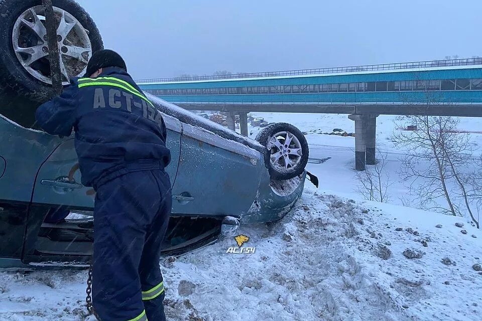 Новости новосибирска сегодня происшествия и вчера. ДТП на Октябрьском мосту Новосибирск. Перевернутый автомобиль Новосибирск. Авария в Новосибирске сегодня.