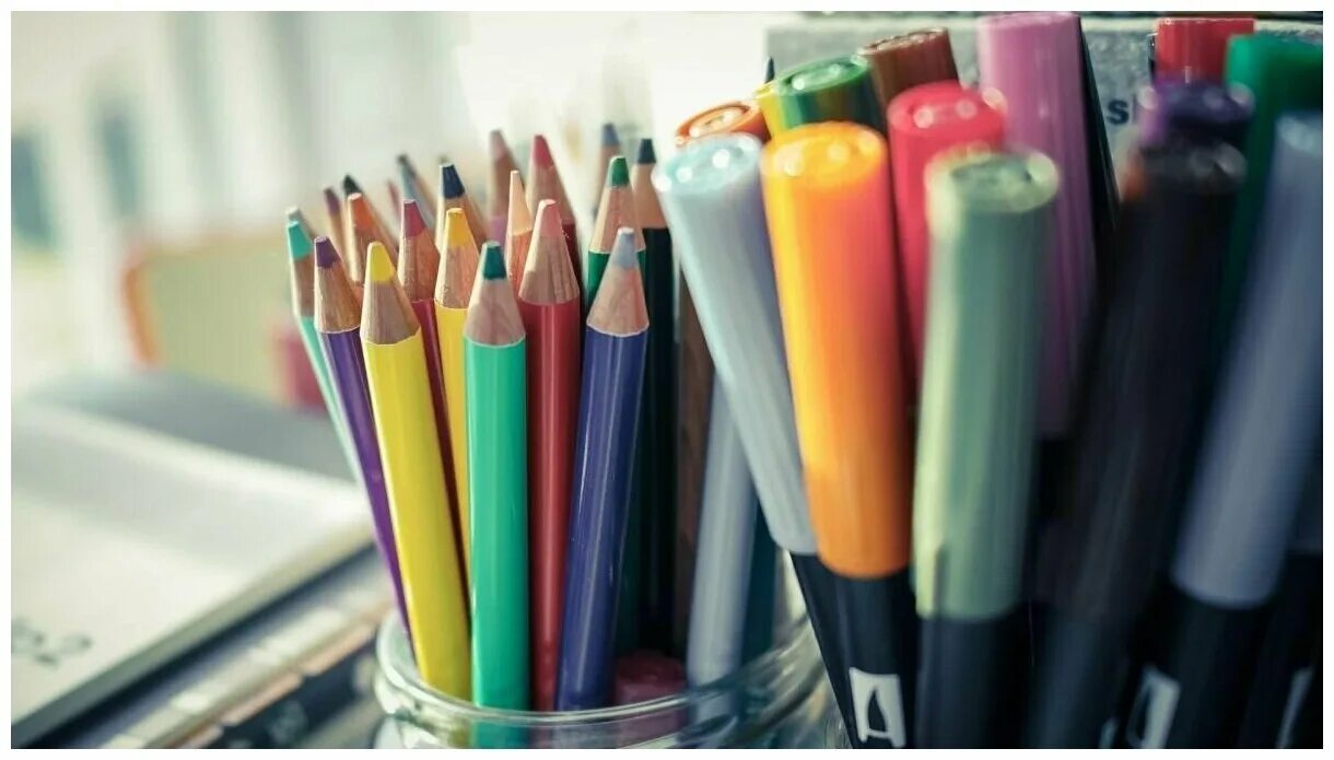 разноцветные маркеры. разноцветные маркеры. карандаши и фломастеры. цветные карандаши и фломастеры. маркер карандаш.