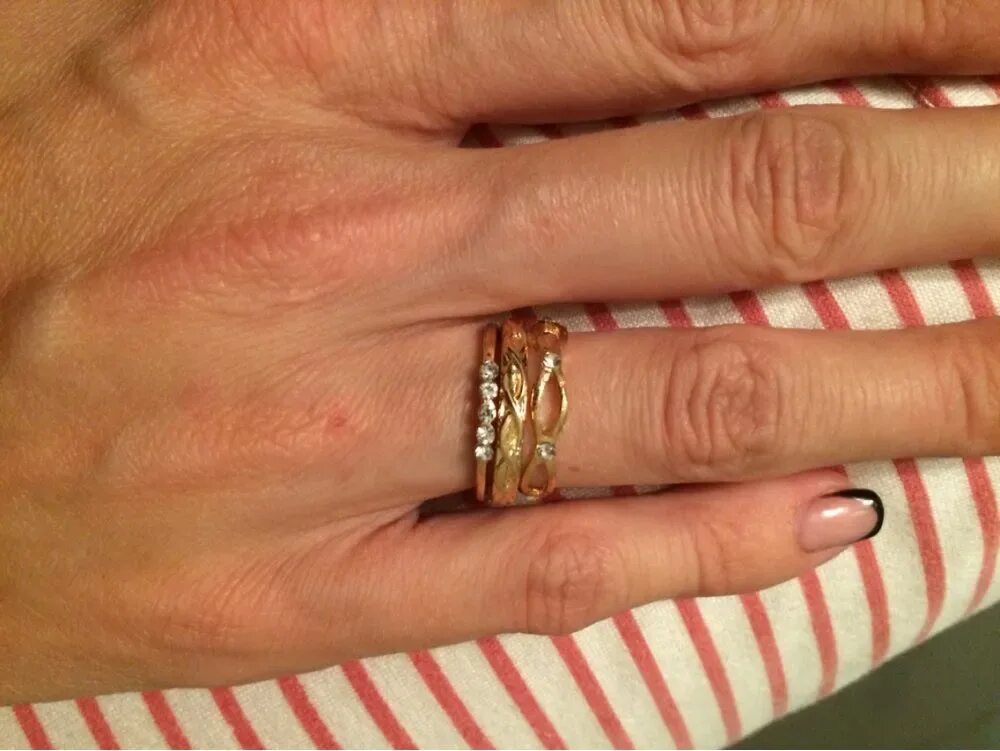 кольцо на пальце. три кольца на безымянном. обручальное кольцо бородиной. кольцо с бриллиантом на пальце. три кольца на безымянном пальце.