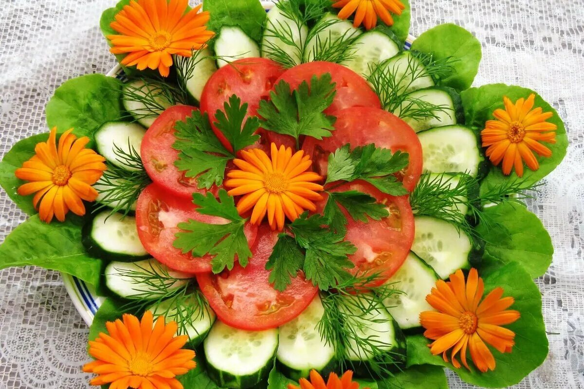 Овощные нарезки. Овощные нарезки на праздничный стол. Овощная нарезка. Украшение нарезки. Красиво разложить овощи.