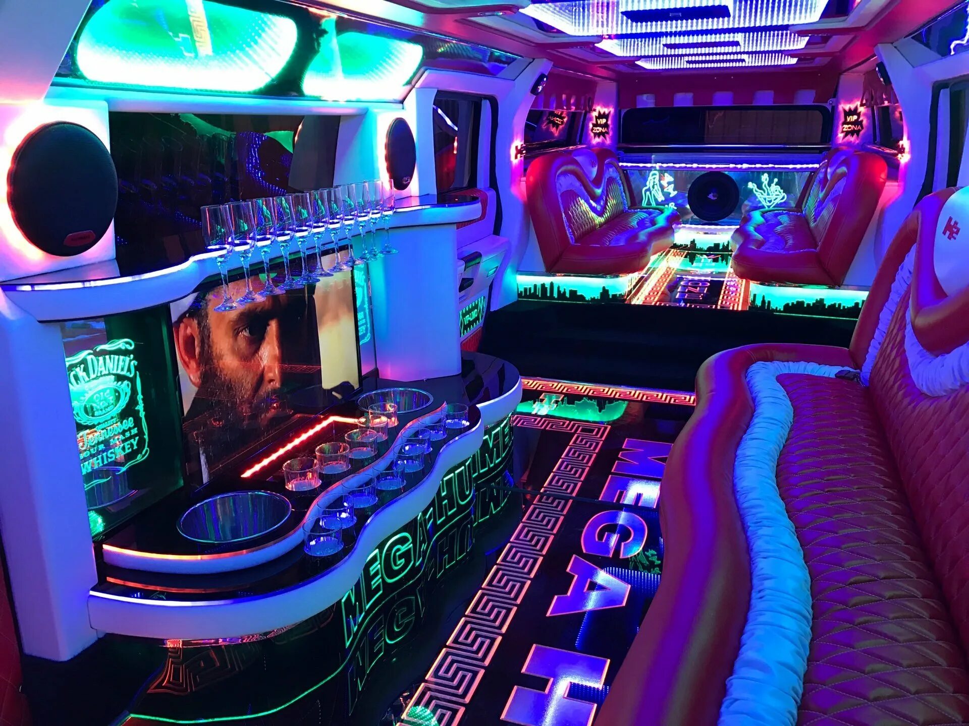 Hummer Limousine VIP салон. Лимузин Хаммер салон. Лимузин амер с бассейном. Хаммер лимузин с бассейном. Лимузин внутри