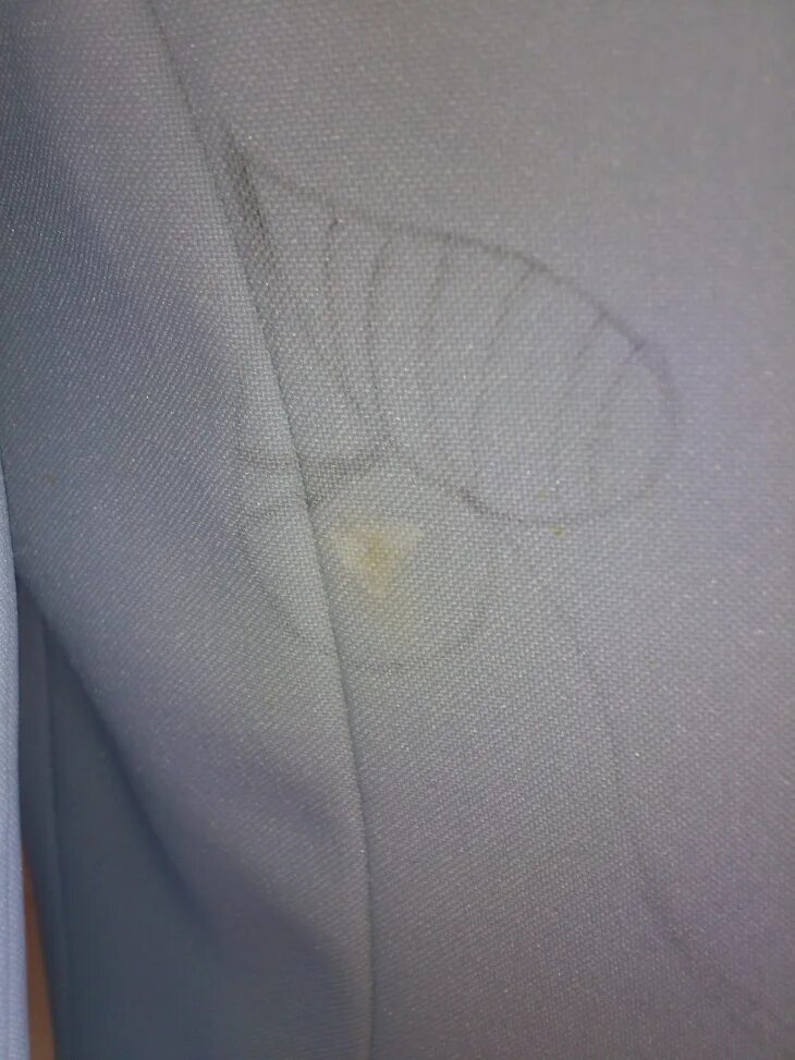 Пятно на юбке. Как замаскировать следы. Как замаскировать пятна на обоях. Декорирование одежды заплатками. Пятно на платье.