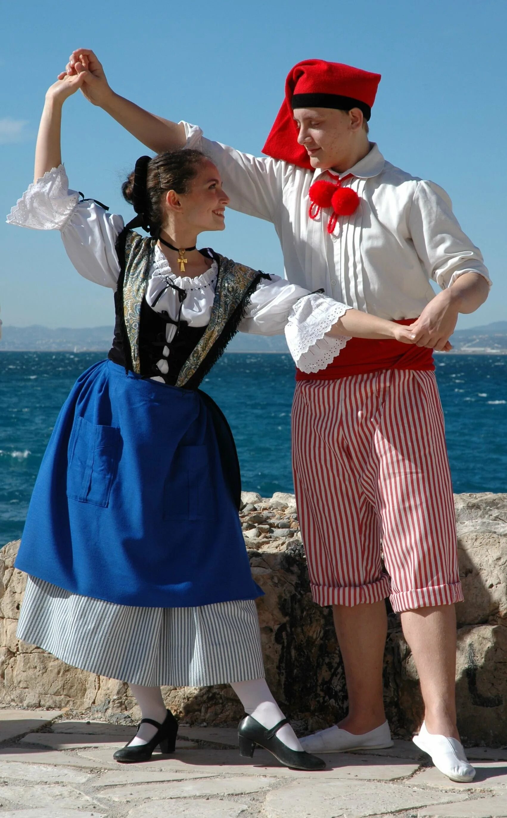 Одежда французов. Национальная одежда Монако. Национальный костюм Монако мужской. Национальная одежда французов. Французский национальный костюм.