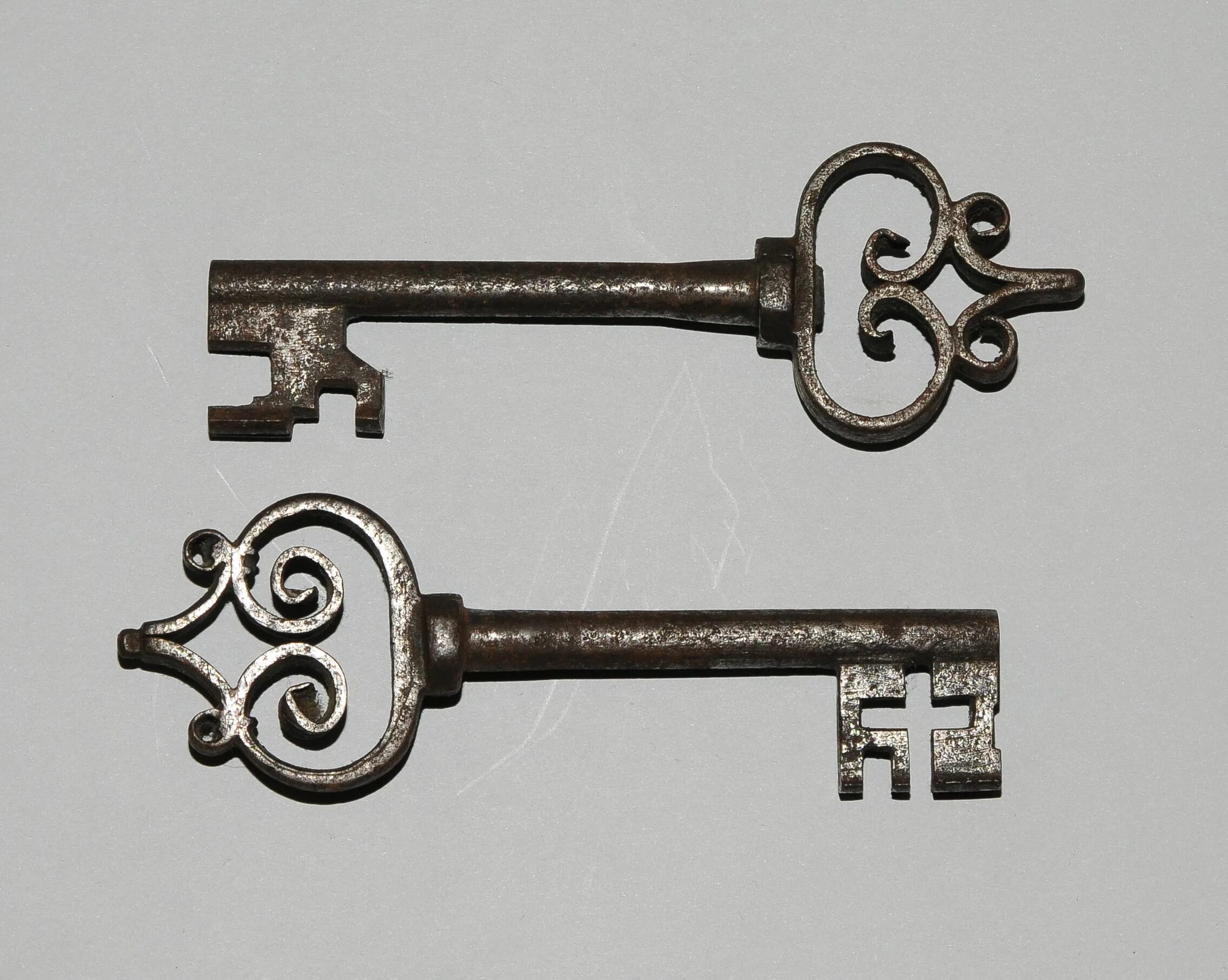 Ключ дверной. Замок дверной. Дверной ключ р53с патентенд системс. Открытая дверь в квартиру. Ключ от двух дверей.