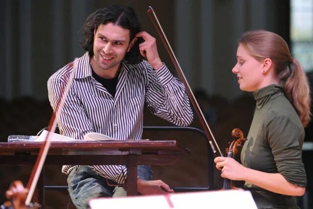 Валерий гергиев. Гергиев фотография. Валерий гергиев дирижер. Жена дирижера. Зачем нужен дирижер в оркестре.
