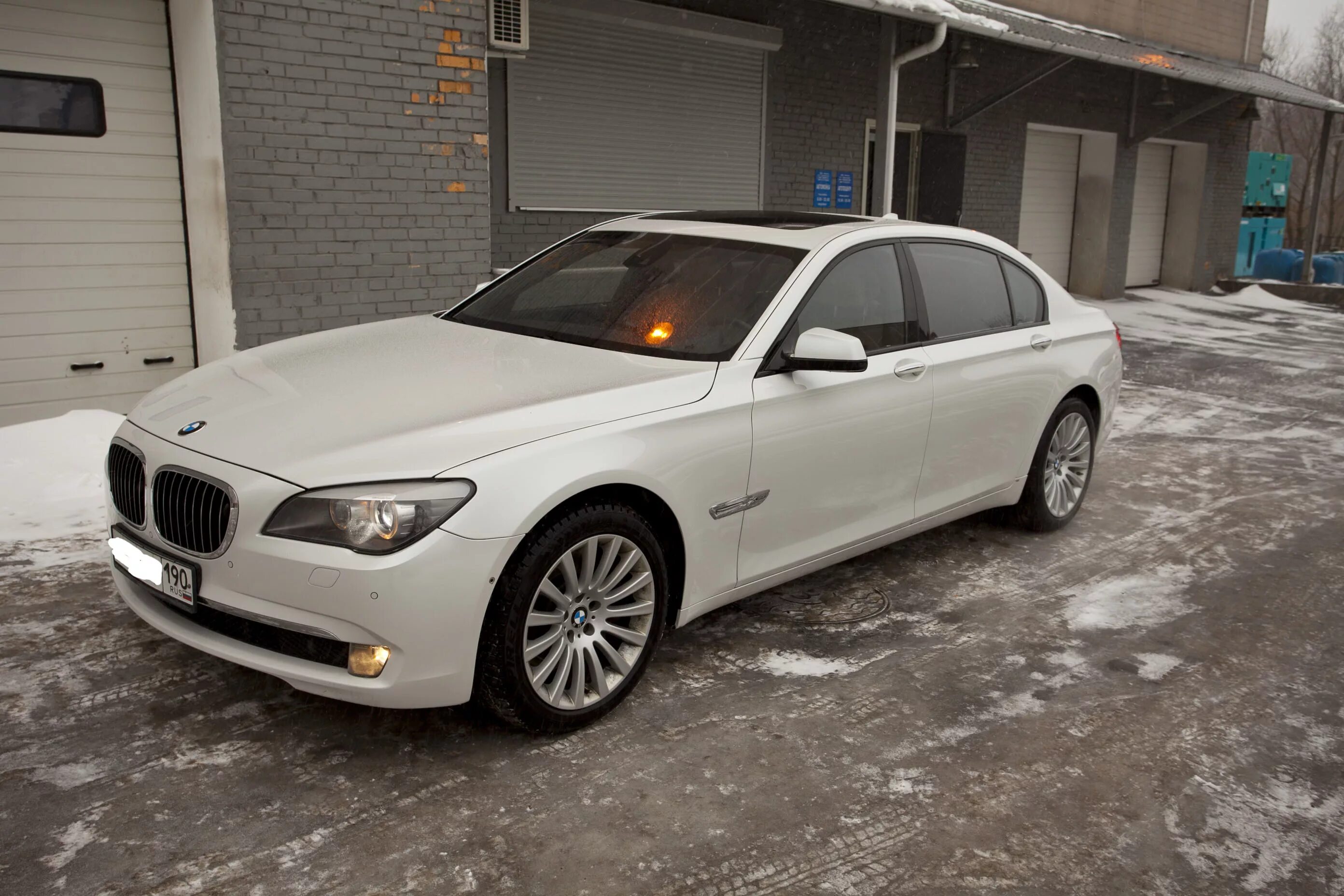 Bmw 525 e60 белая. Bmw 300 super white краска. Avery dennison белый перламутр.