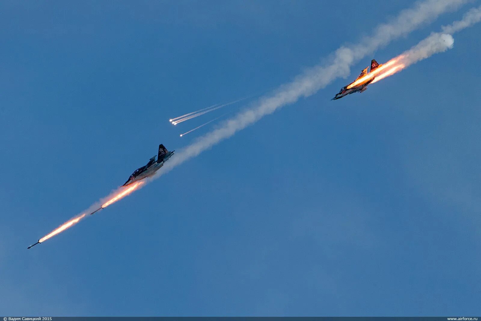 Су 27 пуск ракет. Су 25 пуск ракет. Су-25 Нурс. Су 25 с ракетами.