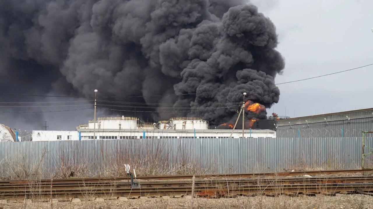 Пожар нефтебазы в Белгороде 2022. Пожар на нефтебазе в Белгороде. Нефтебаза Белгород. Белгород Нефтебаза взрыв.
