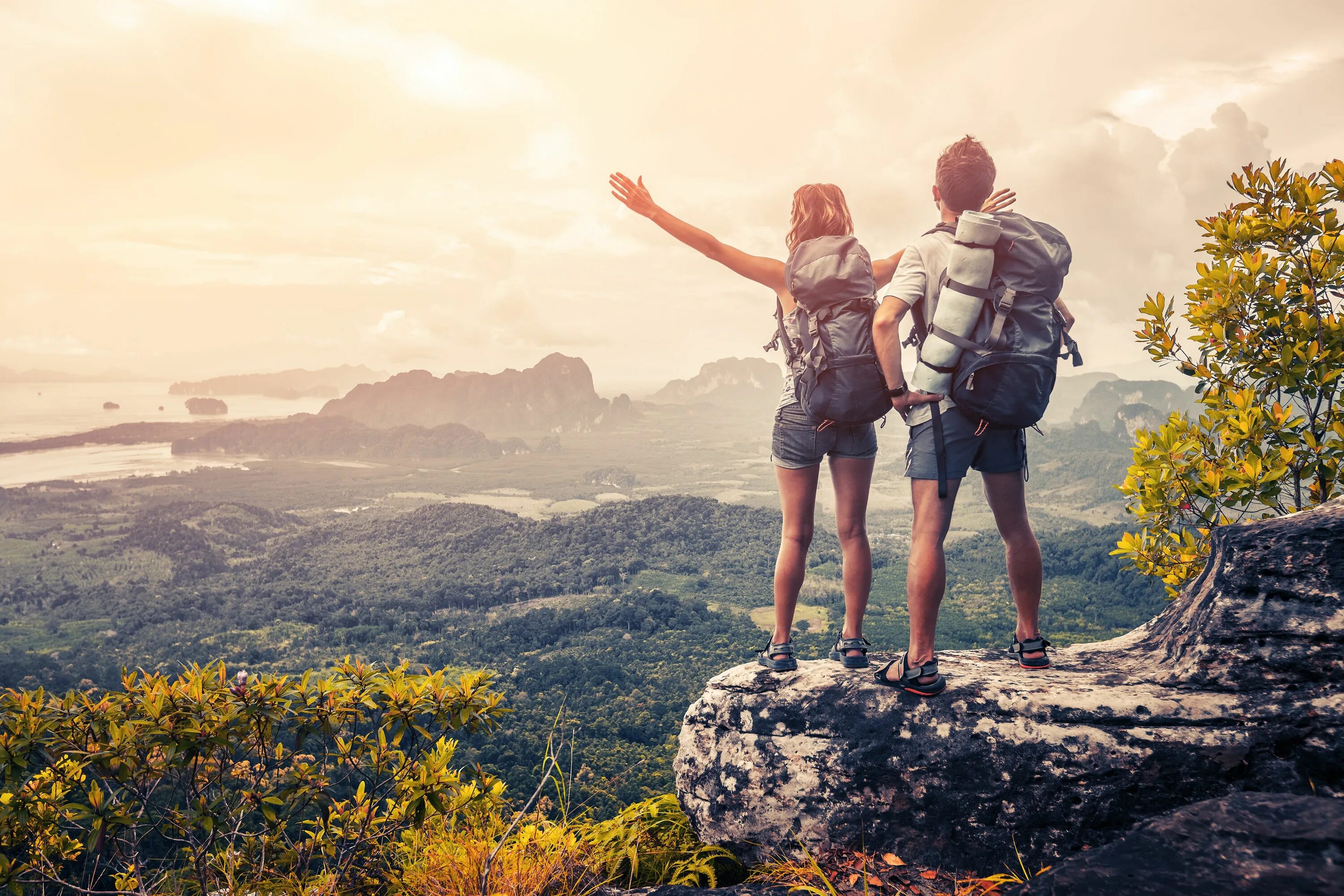 Adventure. Путешественник в горах. Туристы в горах. Рюкзак путешественника. Путешественник с рюкзаком в горах.