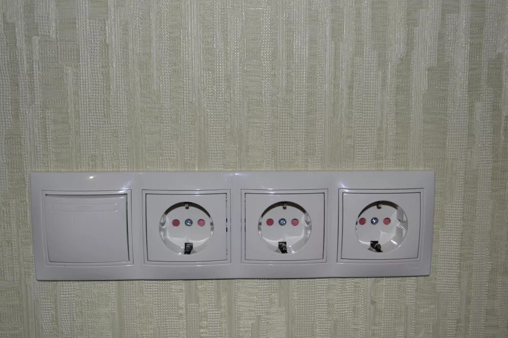 Legrand 3 розетки. День югославской розетки. Блок розеток на 3 розетки для скрытой проводки. День югославской розетки. Блок розетка 3х220+int легран с заземлением.