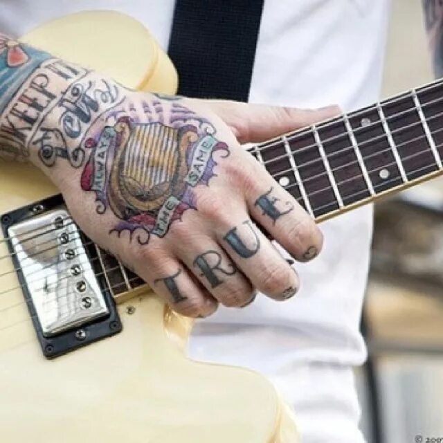 Татуировки рок музыкантов. Татуировка рок-н-ролл. Тату рукав Рокерский. Тату рок музыкантов на руке.