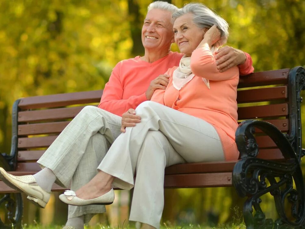 Поздравление пенсионеру. Пенсионеры. Бабушка и дедушка. Пожилые люди. Информация про день пожилых людей.