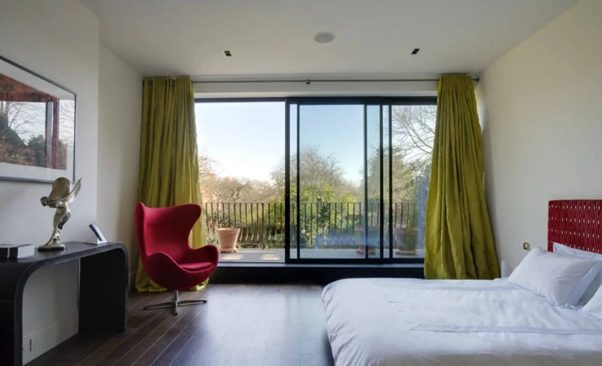 Комната с панорамными окнами. Комната с окном. Спальня с панорамным балконом. Большая спальня с балконом.