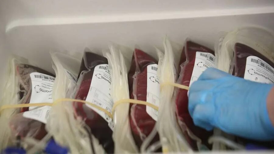 Реципиент трансплантация. Универсальная кровь для донорства. Канадские ученые создали универсальную донорскую кровь. Кровь донора с кровью реципиента несовместимы. Продукты в Украине кровь российских младенцев.