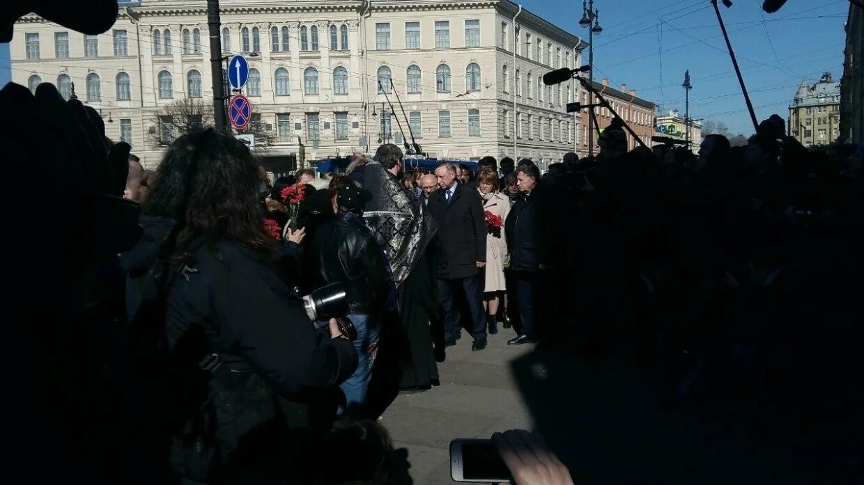 Родственники пострадавших в теракте. Первый теракт в метро Санкт-Петербурга РФ произошел в 1996 г. Смерть с косой в Петербургском метро фото.