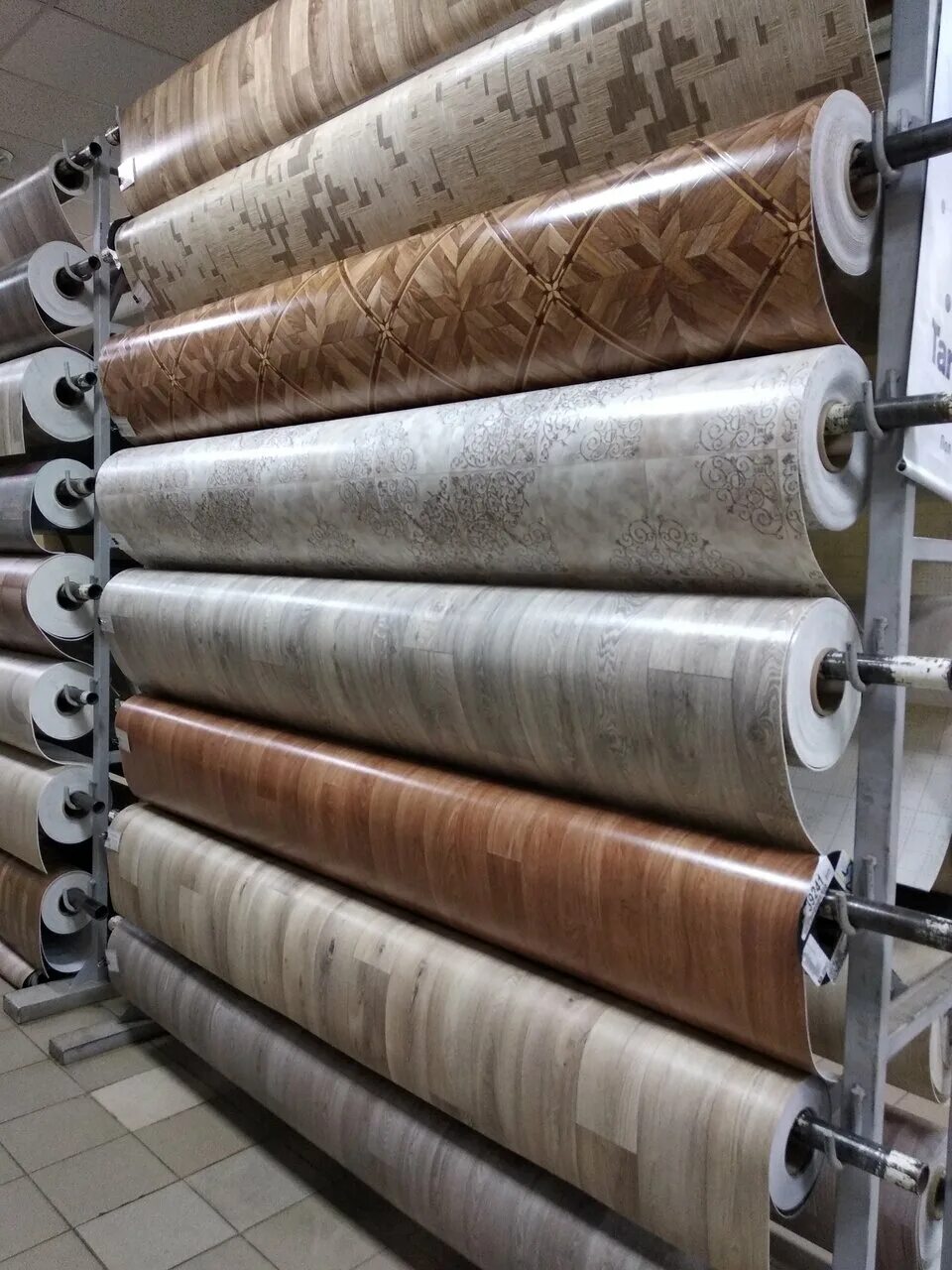 Линолеум ассортимент. Большие магазины линолеума. Линолеум 3 метра остатки. Линолеум продается погонным метром. Погонный метр линолиум.