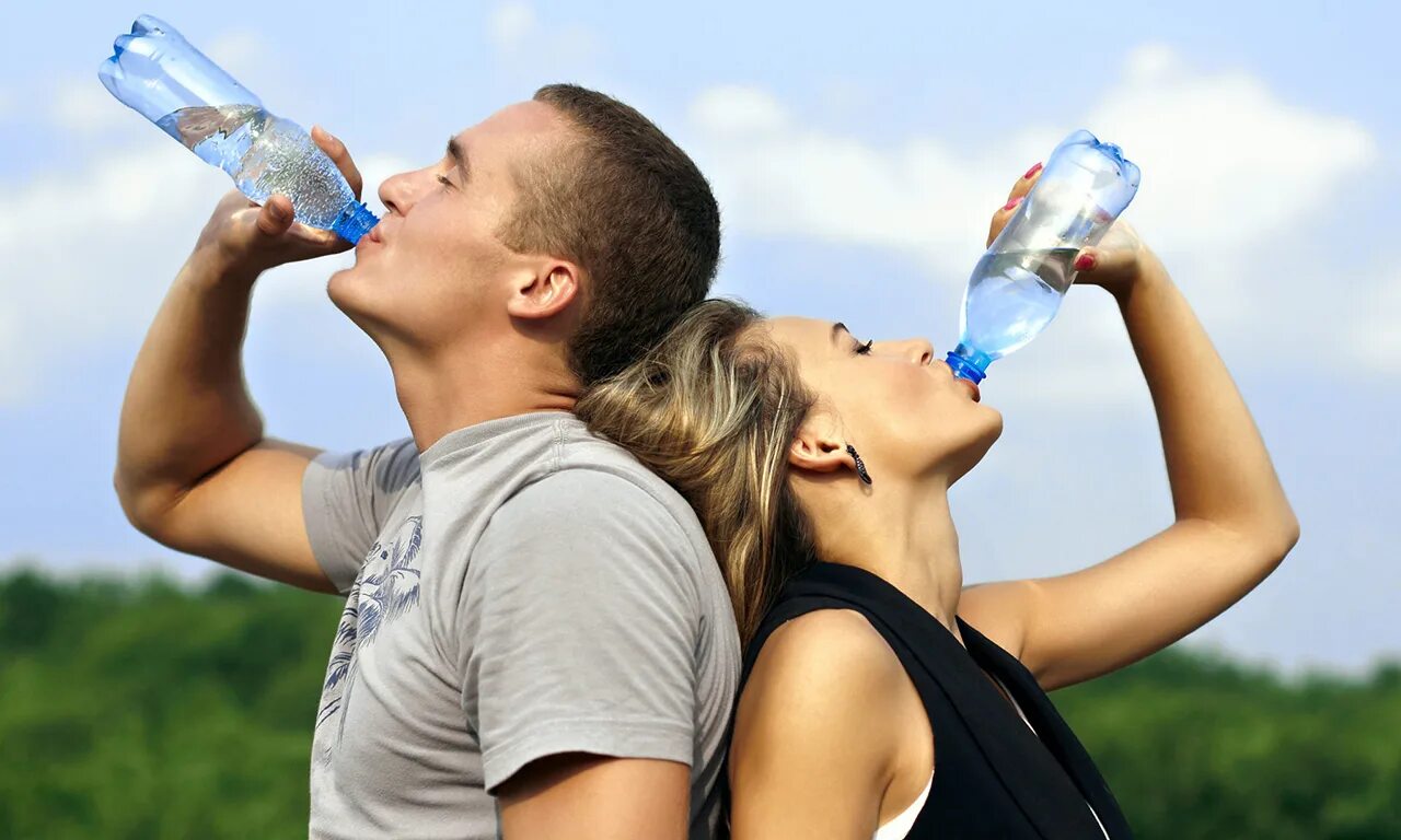 Пить подсоленную воду. Питьевая вода. Питье воды. Человек пьет воду. Напитки для утоления жажды.