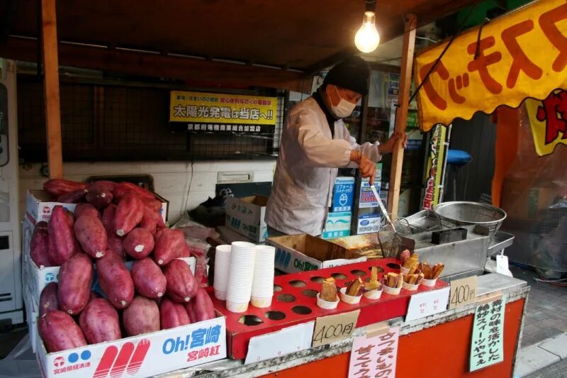 Окономияки. Street food в японии. Уличная еда в японии. Стрит фуд япония. Японская уличная еда.