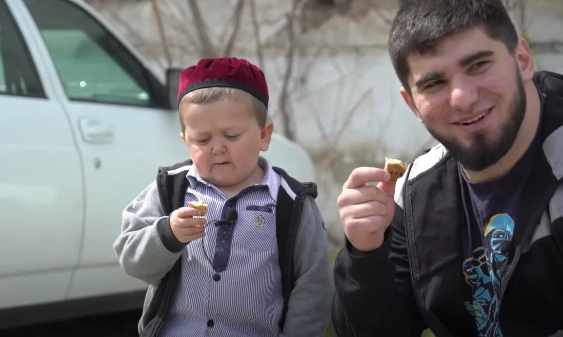Чеченский маленький. Хасбулат блоггер маленький. Маленький чеченец. Чеченский маленький блоггер. Маленький блоггер из Дагестана.
