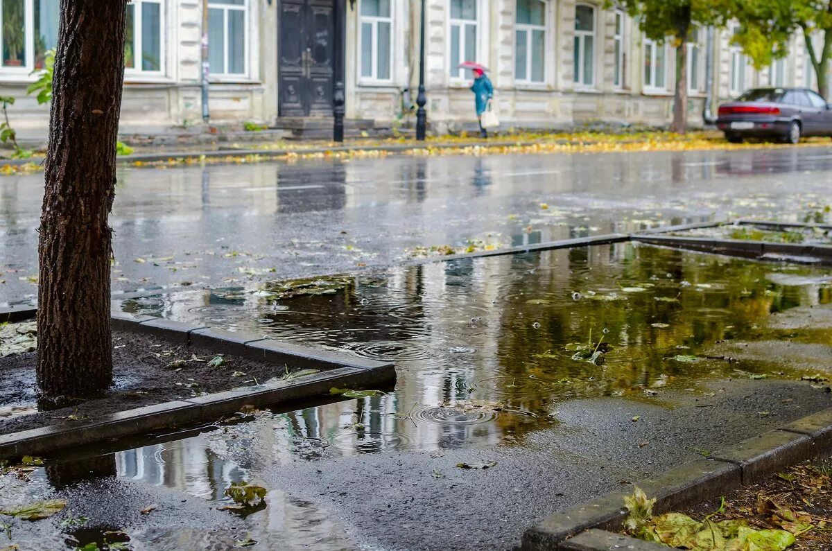 Дождь переехал. Таганрог дождь. Лужи в городе. Улицы после дождя. Дождливое лето в городе.