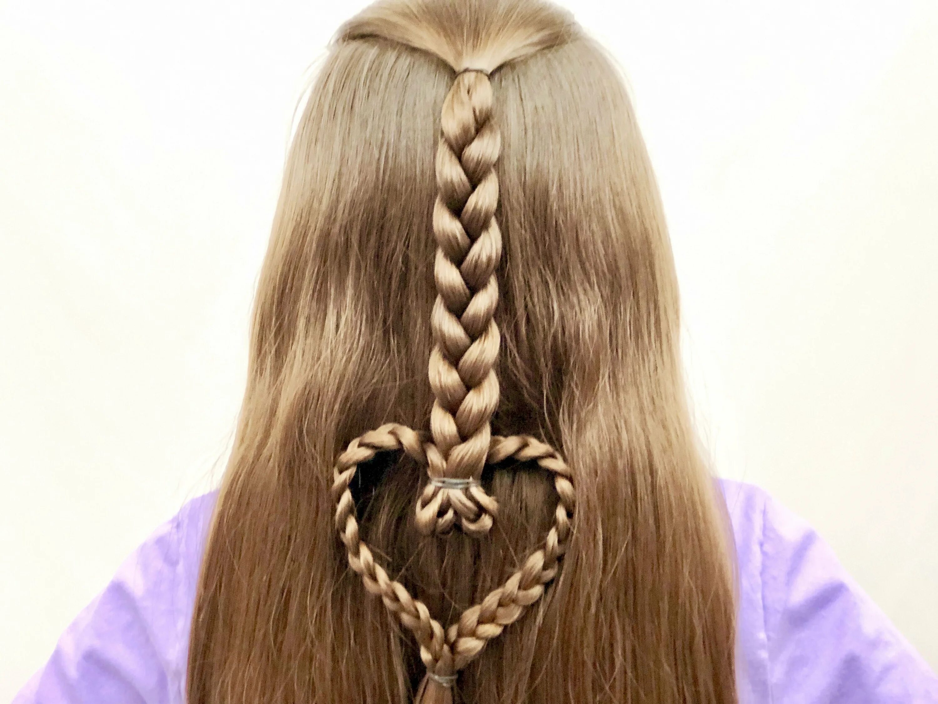 Причёски с косами для девочек. Прическа сердечко. Красивые прически с косичками для девочек. Красивые причёски для девочек на длинные волосы. Включи видео как сделать красивую