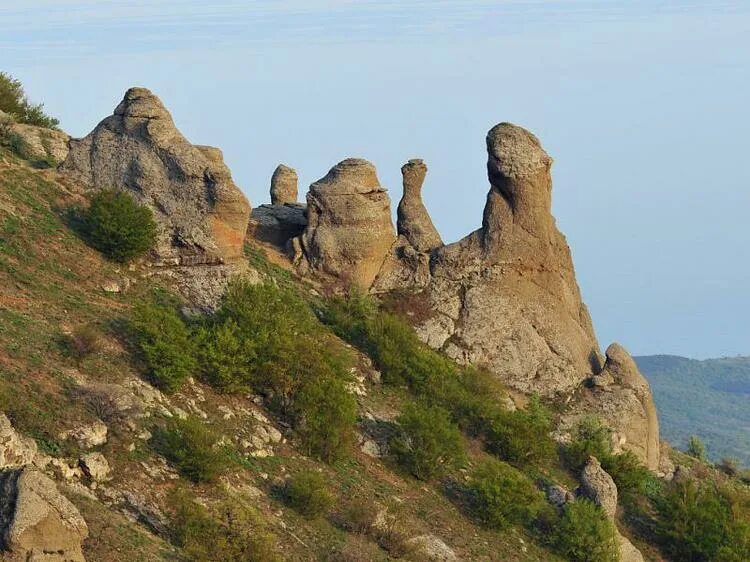.«Долина привидений» на склонах горы Демерджи легенды. Гора в виде женщины. Гора в виде женщины в Крыму. Крым скульптура на горе.
