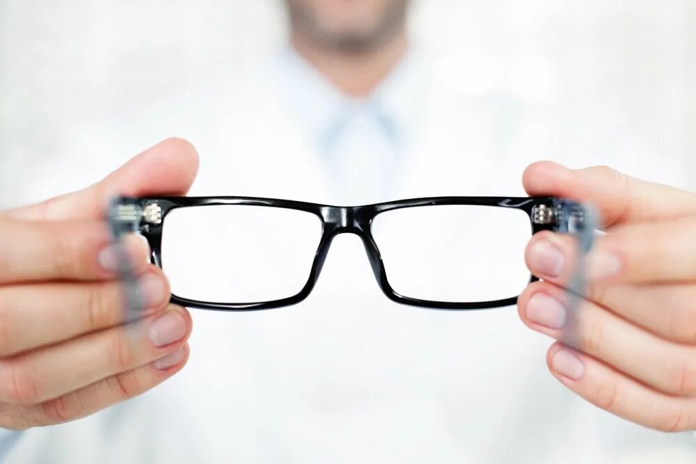 Плохое зрение операция. Оптические очки. Очки и линзы. Человек надевает очки. Оптика в очках.