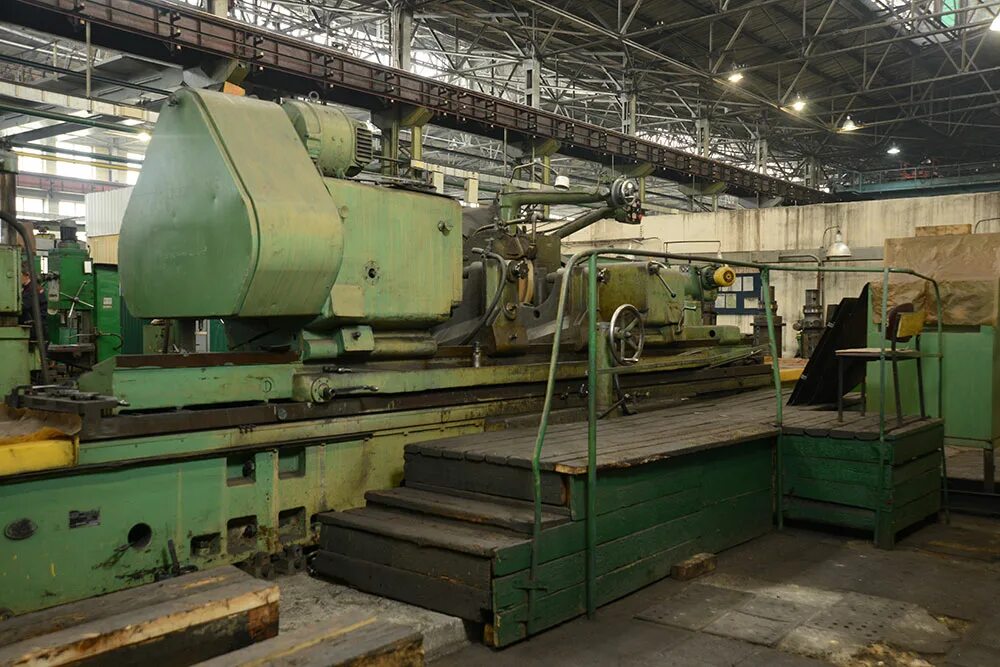 цех по металлообработке. участок шлифовки. консоль поворотная festool asa 6000. металлообработка завод. цех со станками.