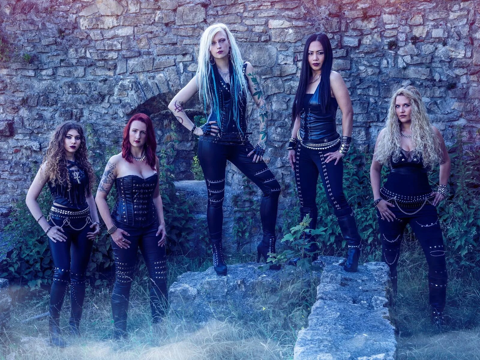 Burning flac. Burning witches группа. burning witches hexenhammer 2018. hexenhammer группа. burning witches seraina telli.