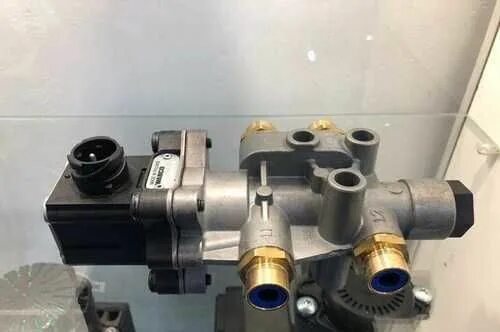 Клапан подъемной оси knorr. Клапан подъема оси полуприцепа. Клапан подъема оси полуприцепа. Клапан подъемной оси полуприцепа haldex. Кран подъема оси ae1124.
