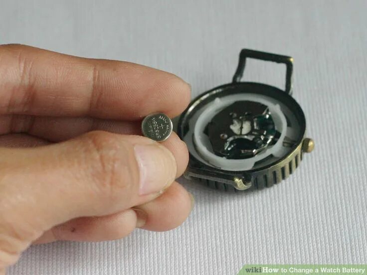 Watch battery. Часы Гудиер GY 16. Omega 2121 часы наручные батарейка. Часы на батарейках. Номер батарейки для наручных часов.