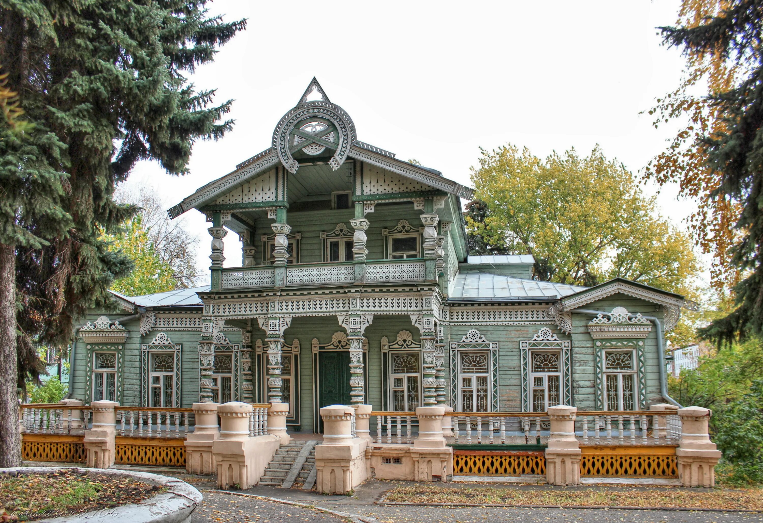 В усадьбе был старинный. Усадьба Тюрина в Пензе. Усадьба лесопромышленника Тюрина в Пензе. Пенза усадьба Тюрина архитектура. Музей народного искусства Пенза.