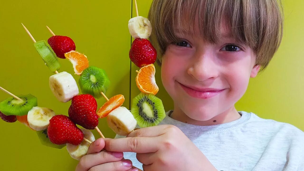 Фрукты для детей. Десерты из фруктов для детей. Шашлычки из фруктов для детей. Детская фотосессия с фруктами.