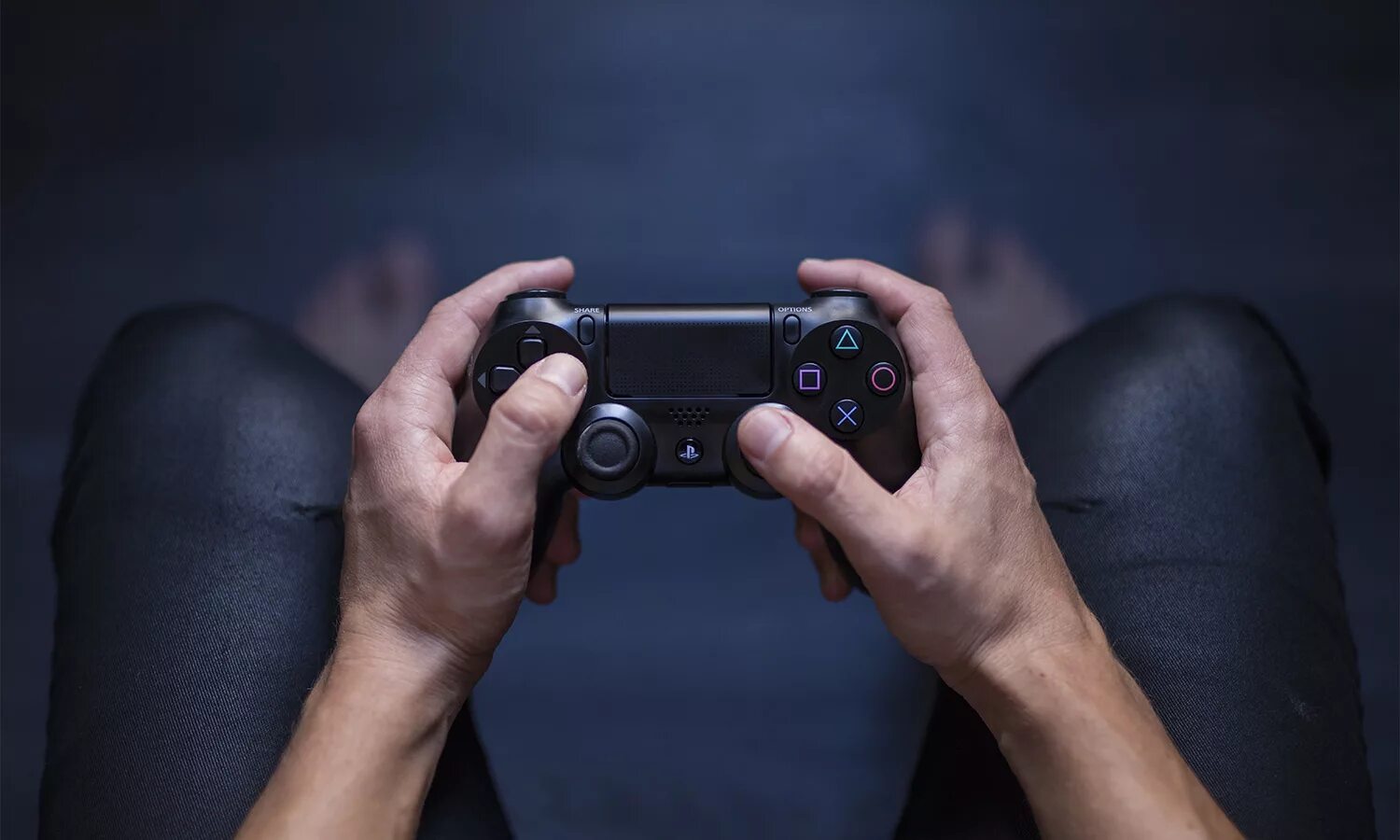 Ps5 игры видео. Dualshock 4 к ПК. Dualshock 4 в руках. Джойстик в руках. Держит джойстик.