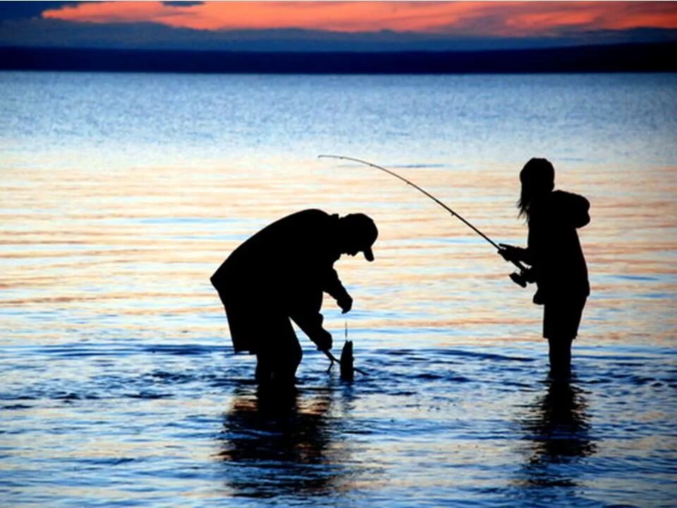 Отец и сын рыбачат. Рыбалка с папой. Папа с дочкой на рыбалке. Рыбалка с сыном. Папа и дочка и вода