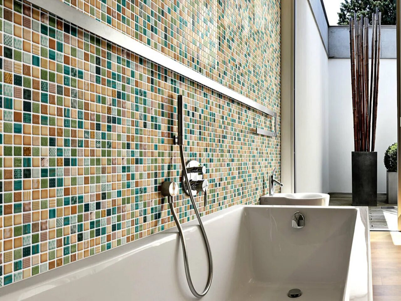 Гибкая плитка для стен в ванной. Стык плитки и мозаики в ванной. Бордюр мозаика для ванной. Стык мозаики с плиткой на стене. Стык плитки и стены