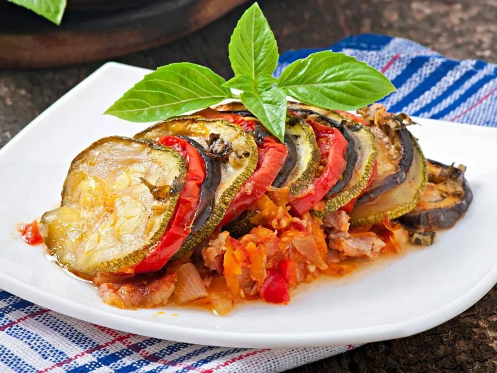 мясо по французски от шеф повара. ресторанные блюда. мясо по французски от шеф повара. украшение блюд в ресторане. мясо по французски.