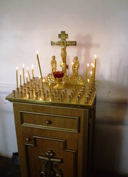 Где ставить свечи. Панихидный канон. Панихида панихидный стол. Церковный канун. Панихидный столик в храме.