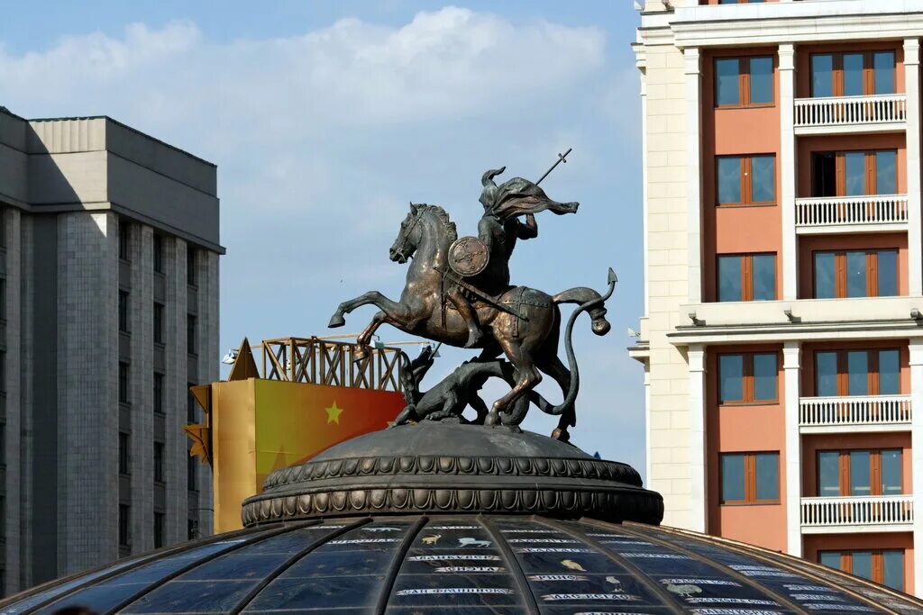 Сегодня на охотном. Охотный ряд памятник Жукову. Памятник кони на Манежной площади. Манежная площадь Москва Церетели.