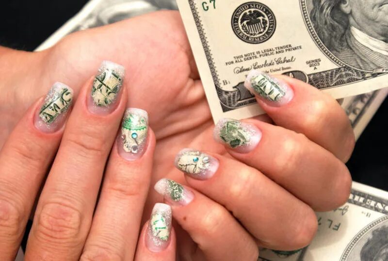 Денежные ногти на апрель 2024. Маникюр с долларом. Дизайн ногтей с долларами. Денежный маникюр. Маникюр с купюрами.