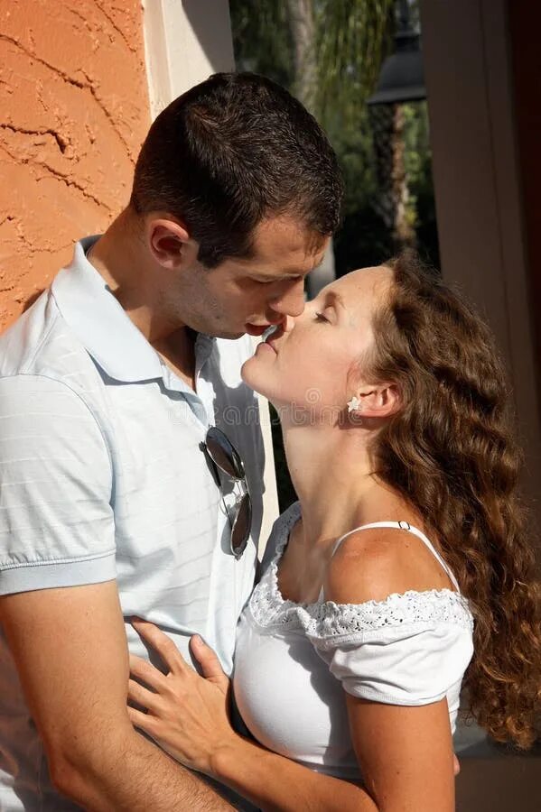 Муж с женой целуются с любовниками. Девушка одного целует другого держит рядом. Lovers Kiss Vertical. Возлюбленную целуют иначе чем дочь.