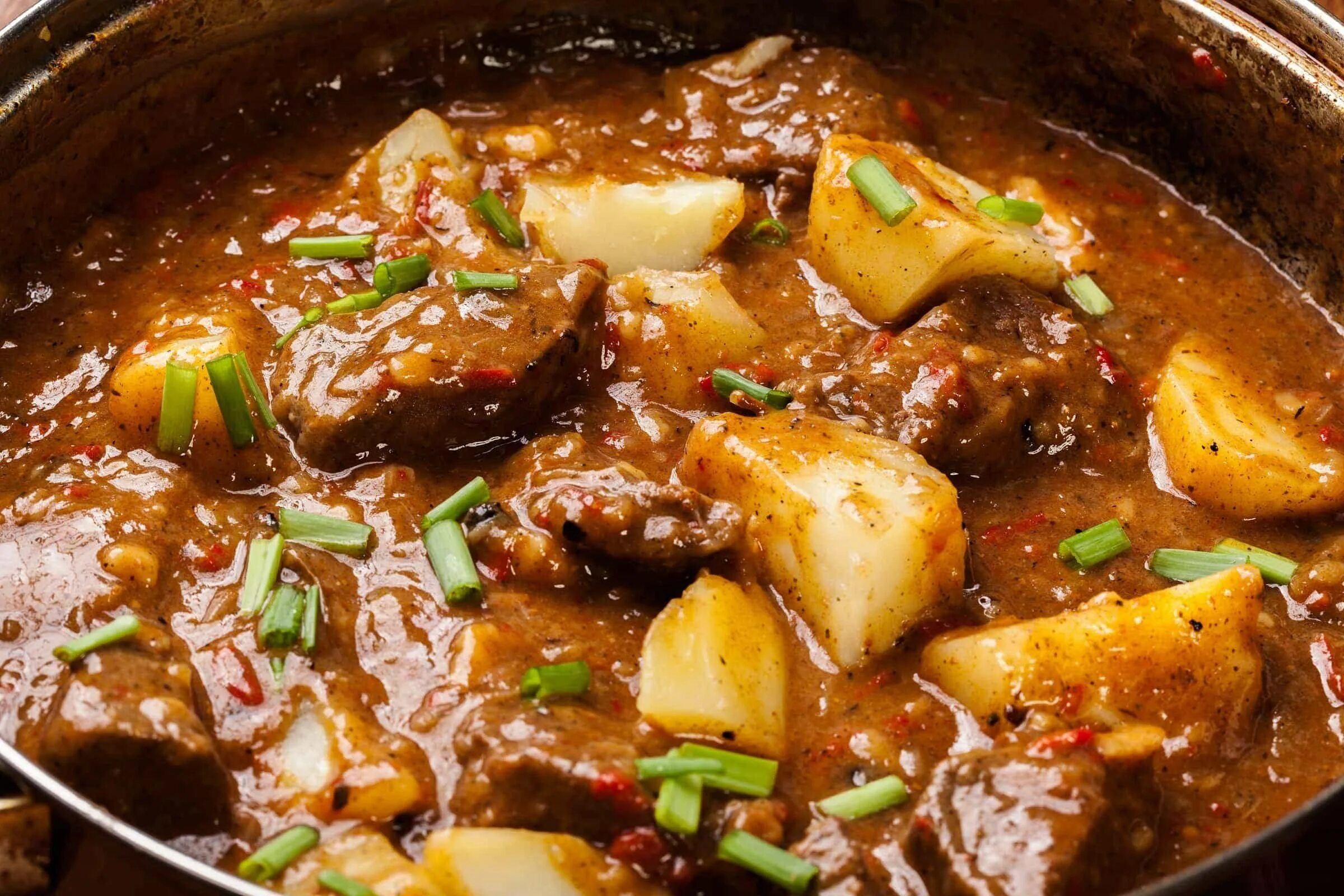 Тушить говядину с картошкой. Beef Stew. Блюда из тушеного мяса. Говядина с картошкой. Томленая говядина с картошкой.