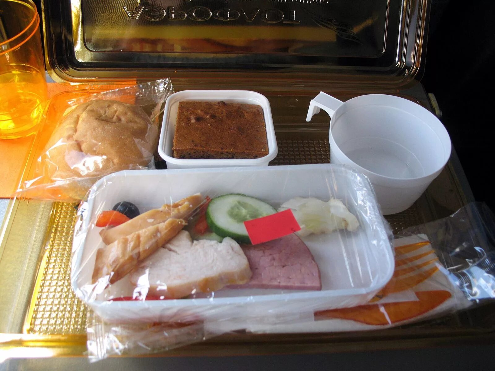 Сколько раз кормят в поезде. Еда в самолете. Обед в самолете. Еда на борту самолета. Питание в поезде.