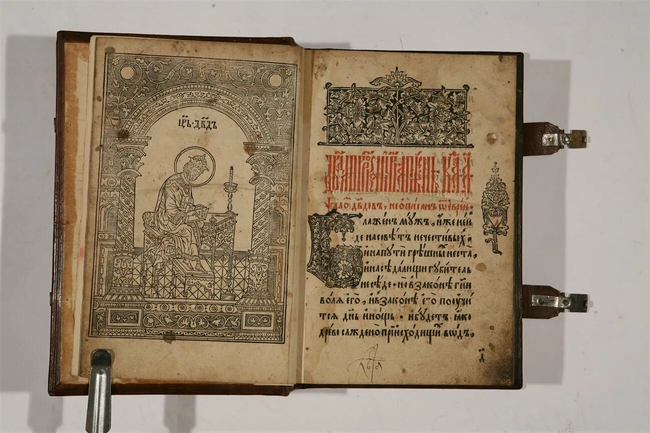 Старые книги продать. Продажа старых книг. Раритетные книги. Древние книги. Старые книги продать.